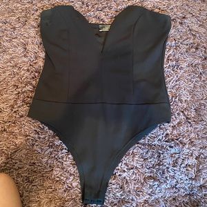 V CUT STRAPLESS BLACK BODYSUIT